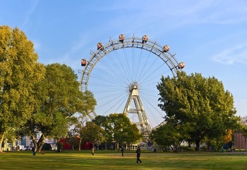 Ferris wheel in a park representing Hydraulic Supply Company's hydraulic solutions for the entertainment and amusement park industry