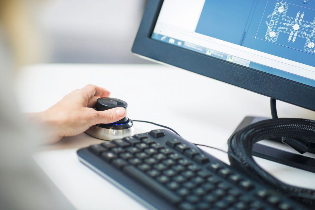 HSC engineer working in SOLIDWORKS, navigating a 3D hydraulic schematic with a precision 3D mouse